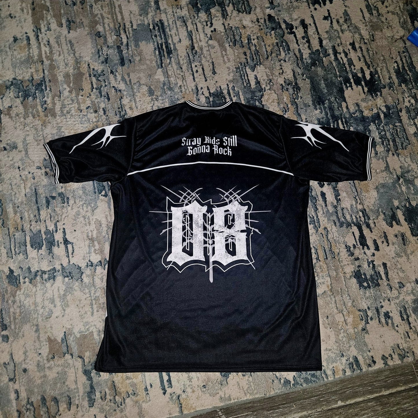 jersey negra con detalles en blanco stray kids dominate tour